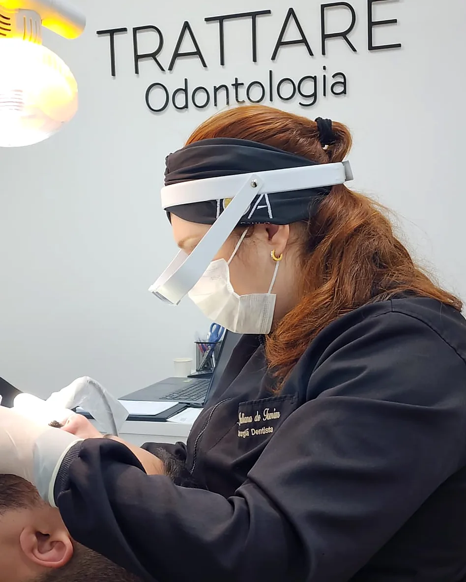 Dra. Juliana de Tomim atendendo na Trattare Odontologia