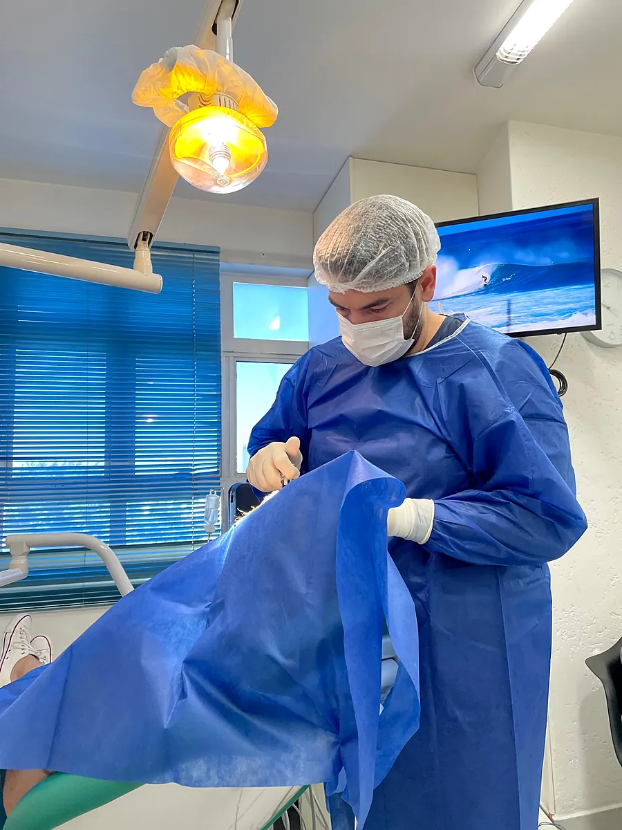 Dr. Bruno Cavazzini em procedimento